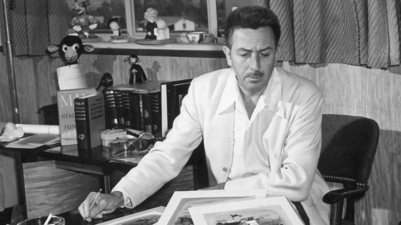 Der amerikanische Filmproduzent und Trickfilmpionier Walt Disney am 23. September 1948 in seinem Arbeitszimmer in Burbank (Kalifornien) Der amerikanische Filmproduzent und Trickfilmpionier Walt Disney am 23. September 1948 in seinem Arbeitszimmer in Burbank (Kalifornien)