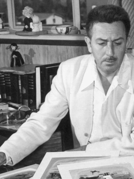 Der amerikanische Filmproduzent und Trickfilmpionier Walt Disney am 23. September 1948 in seinem Arbeitszimmer in Burbank (Kalifornien)