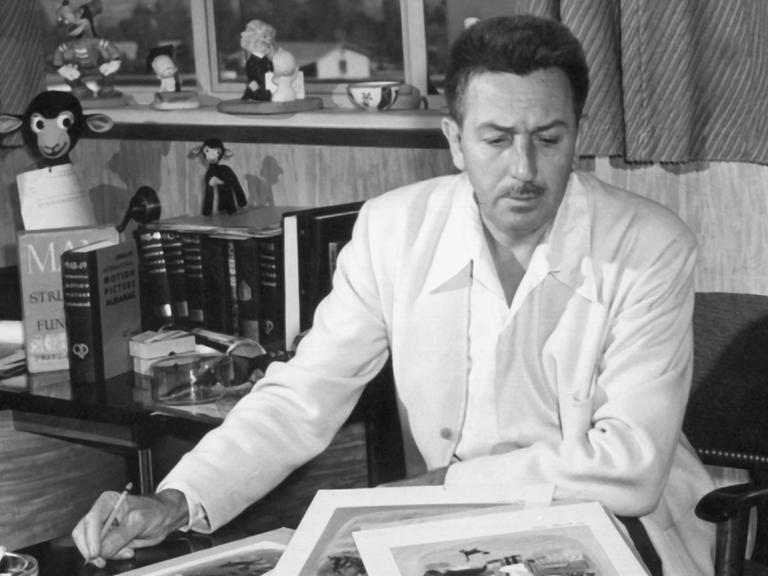 Der amerikanische Filmproduzent und Trickfilmpionier Walt Disney am 23. September 1948 in seinem Arbeitszimmer in Burbank (Kalifornien)