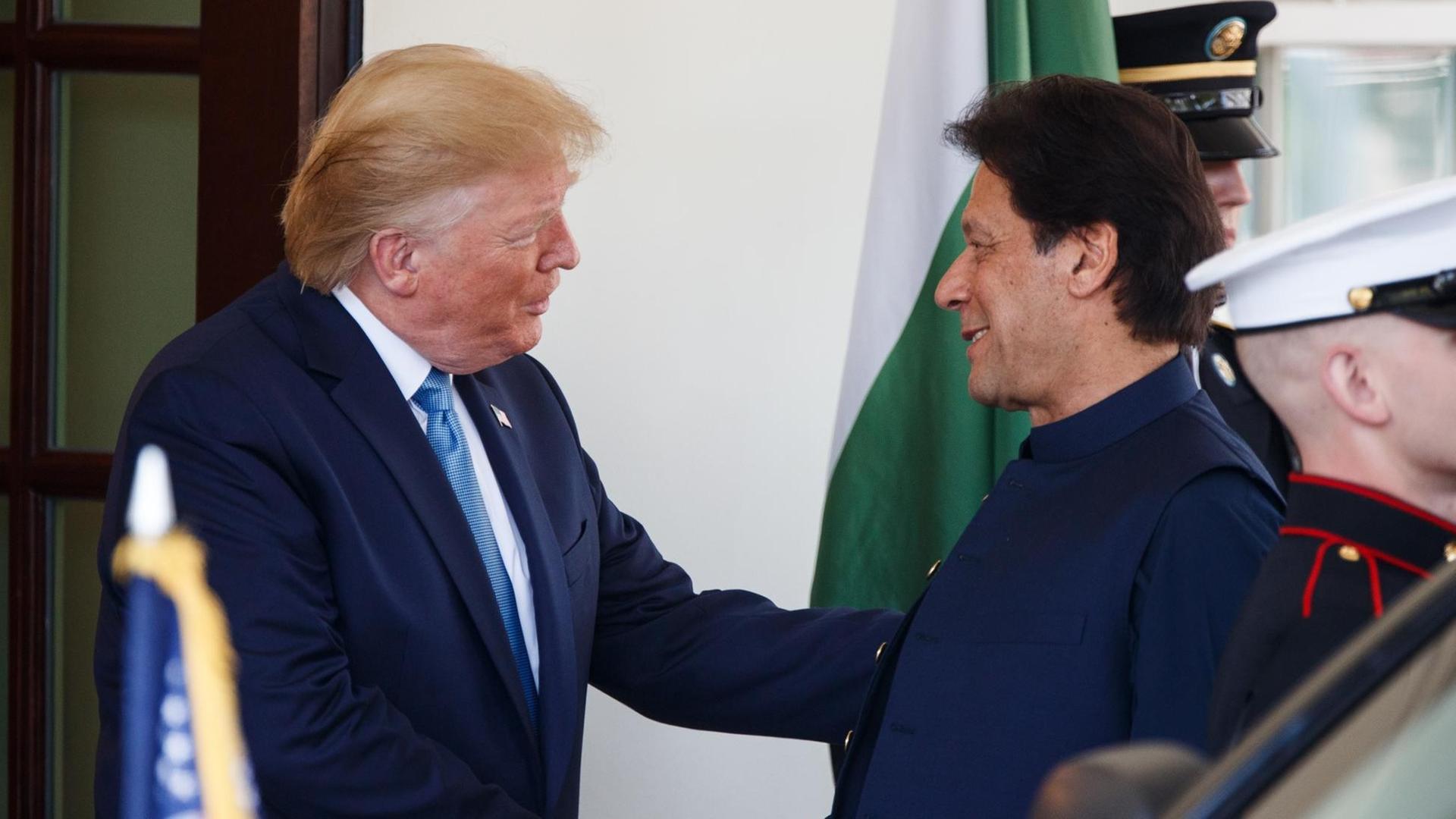 US-Präsident Donald Trump und Pakistans Ministerpräsident Imran Khan stehen vor dem Weißen Haus in Washington D.C. und geben sich die Hand