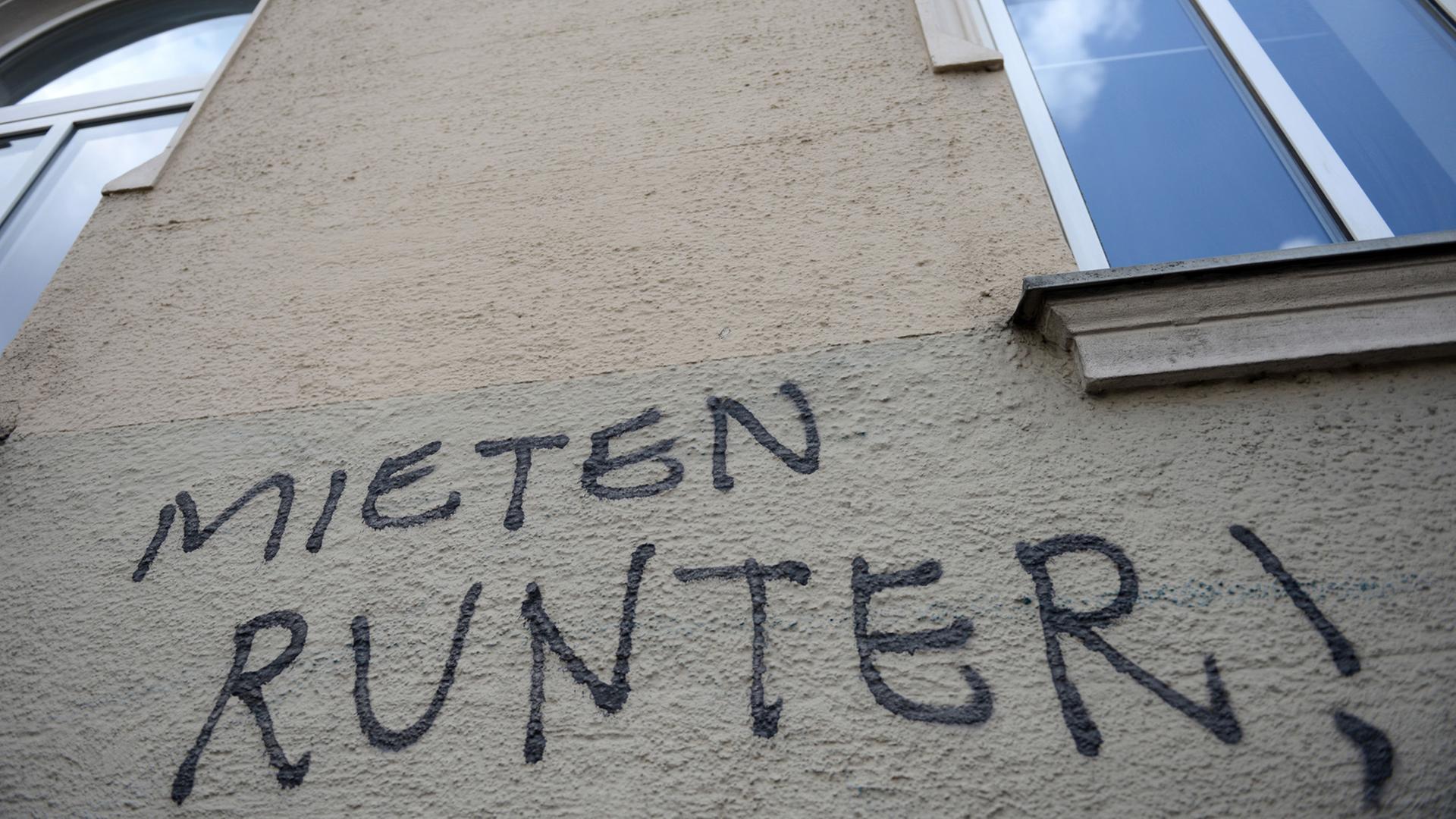 "Mieten runter!" steht an der Fassade eines Hauses in München. "Mieten runter!" steht an der Fassade eines Hauses in München.