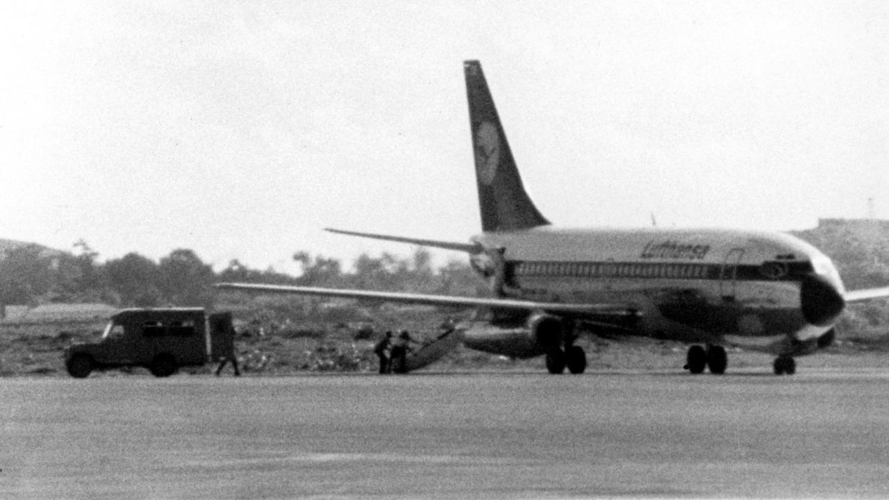 Die am 13. Oktober 1977 auf dem Flug von Mallorca nach Frankfurt/Main von vier Terroristen entführte Lufthansa Maschine "Landshut" auf dem Flughafen von Mogadischu. Fünf Besatzungsmitglieder und 82 Passagiere befinden sich in der Gewalt der Terroristen. Mit der Aktion sollen elf Angehörige der Rote Armee Fraktion (RAF) aus deutscher Haft sowie zwei in der Türkei festgehaltene Palästinenser freigepresst werden. | Verwendung weltweit Die am 13. Oktober 1977 auf dem Flug von Mallorca nach Frankfurt/Main von vier Terroristen entführte Lufthansa Maschine "Landshut" auf dem Flughafen von Mogadischu. Fünf Besatzungsmitglieder und 82 Passagiere befinden sich in der Gewalt der Terroristen. Mit der Aktion sollen elf Angehörige der Rote Armee Fraktion (RAF) aus deutscher Haft sowie zwei in der Türkei festgehaltene Palästinenser freigepresst werden. | Verwendung weltweit
