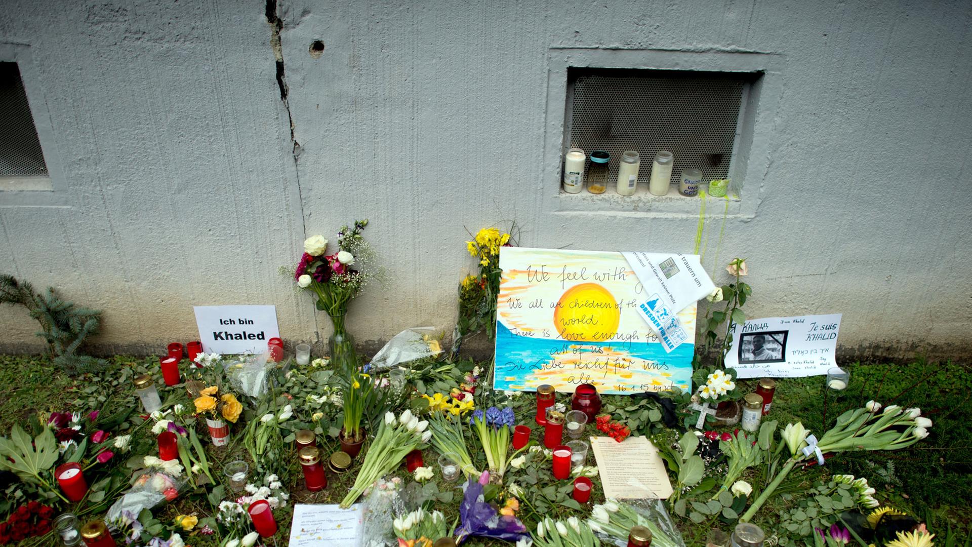 Kerzen, Blumen und Gedenkbriefe liegen 21.01.2015 an der Stelle im Hof des Plattenbaus in Dresden (Sachsen), an der, der getötete Asylbewerber, Khaled B. gefunden wurde.