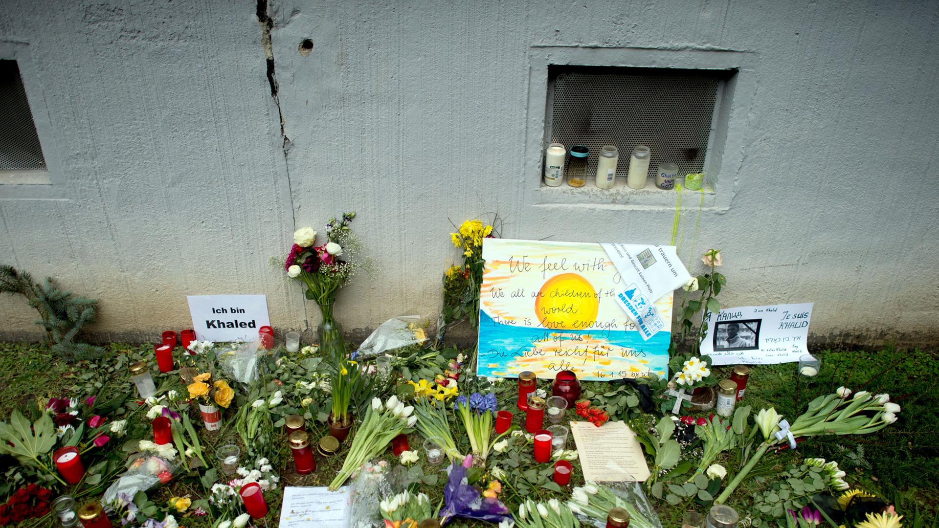 Kerzen, Blumen und Gedenkbriefe liegen 21.01.2015 an der Stelle im Hof des Plattenbaus in Dresden (Sachsen), an der, der getötete Asylbewerber, Khaled B. gefunden wurde. Kerzen, Blumen und Gedenkbriefe liegen 21.01.2015 an der Stelle im Hof des Plattenbaus in Dresden (Sachsen), an der, der getötete Asylbewerber, Khaled B. gefunden wurde.
