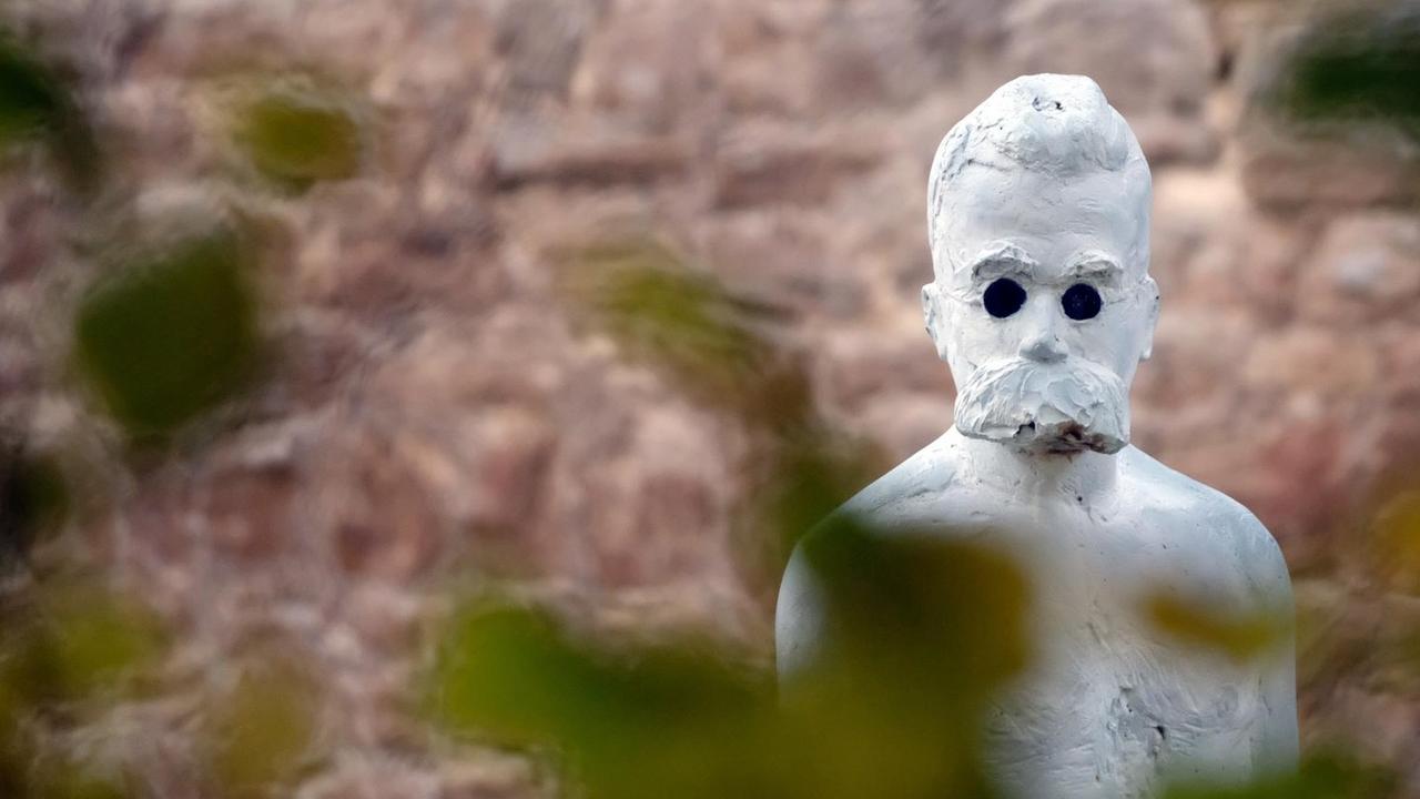Ein plastisches Abbild des Philosophen Friedrich Wilhelm Nietzsche (1844-1900) vom Künstler Klaus Friedrich Messerschmidt, aufgenommen am 15.11.2017 in Röcken, einem Ortsteil der Stadt Lützen (Sachsen-Anhalt). Ein plastisches Abbild des Philosophen Friedrich Wilhelm Nietzsche (1844-1900) vom Künstler Klaus Friedrich Messerschmidt, aufgenommen am 15.11.2017 in Röcken, einem Ortsteil der Stadt Lützen (Sachsen-Anhalt).