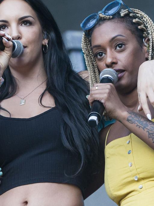 Hiphop-Duo SXTN: Rapperinnen Juju (Judith Wessendorf) und Nura (Nura Habib Omer) beim Lollapalooza Festival im und am Olympiastadion am 09. September 2018.