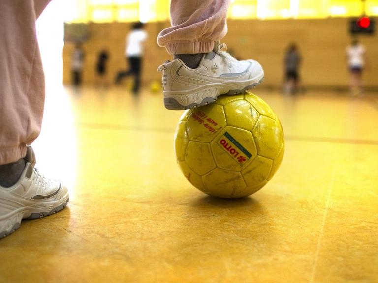 Kinder in einer Turnhalle - der LSB Rheinland-Pfalz stellt Forderungen an die Politik.