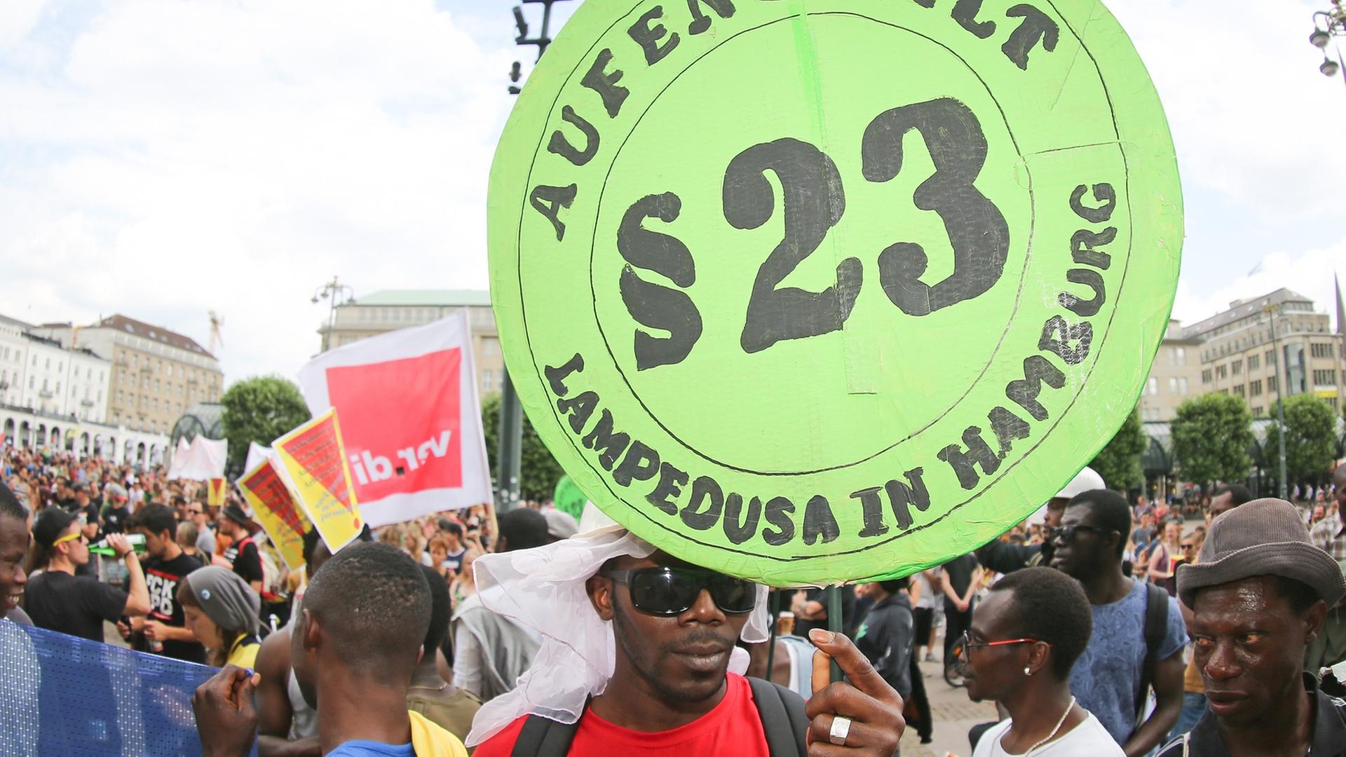 Unterstützer der "Lampedusa-Flüchtlinge" demonstrieren in Hamburg auf einer Kundgebung vor dem Rathaus. Unterstützer der "Lampedusa-Flüchtlinge" demonstrieren in Hamburg auf einer Kundgebung vor dem Rathaus.