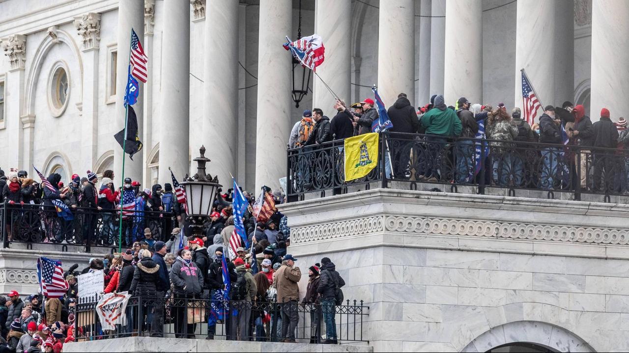 Demonstranten und Anhänger von US-Präsident Donald Trump demonstrieren auf den Stufen vor dem US-Kapitol. 