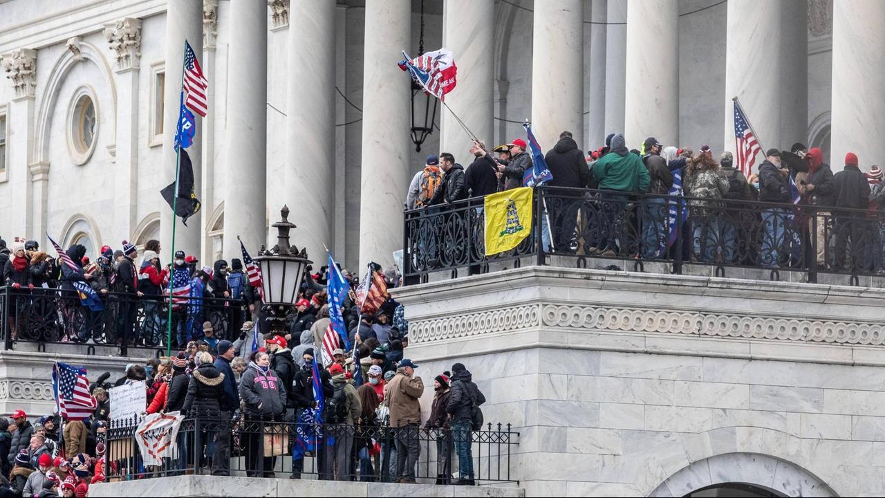 Demonstranten und Anhänger von US-Präsident Donald Trump demonstrieren auf den Stufen vor dem US-Kapitol. Demonstranten und Anhänger von US-Präsident Donald Trump demonstrieren auf den Stufen vor dem US-Kapitol.
