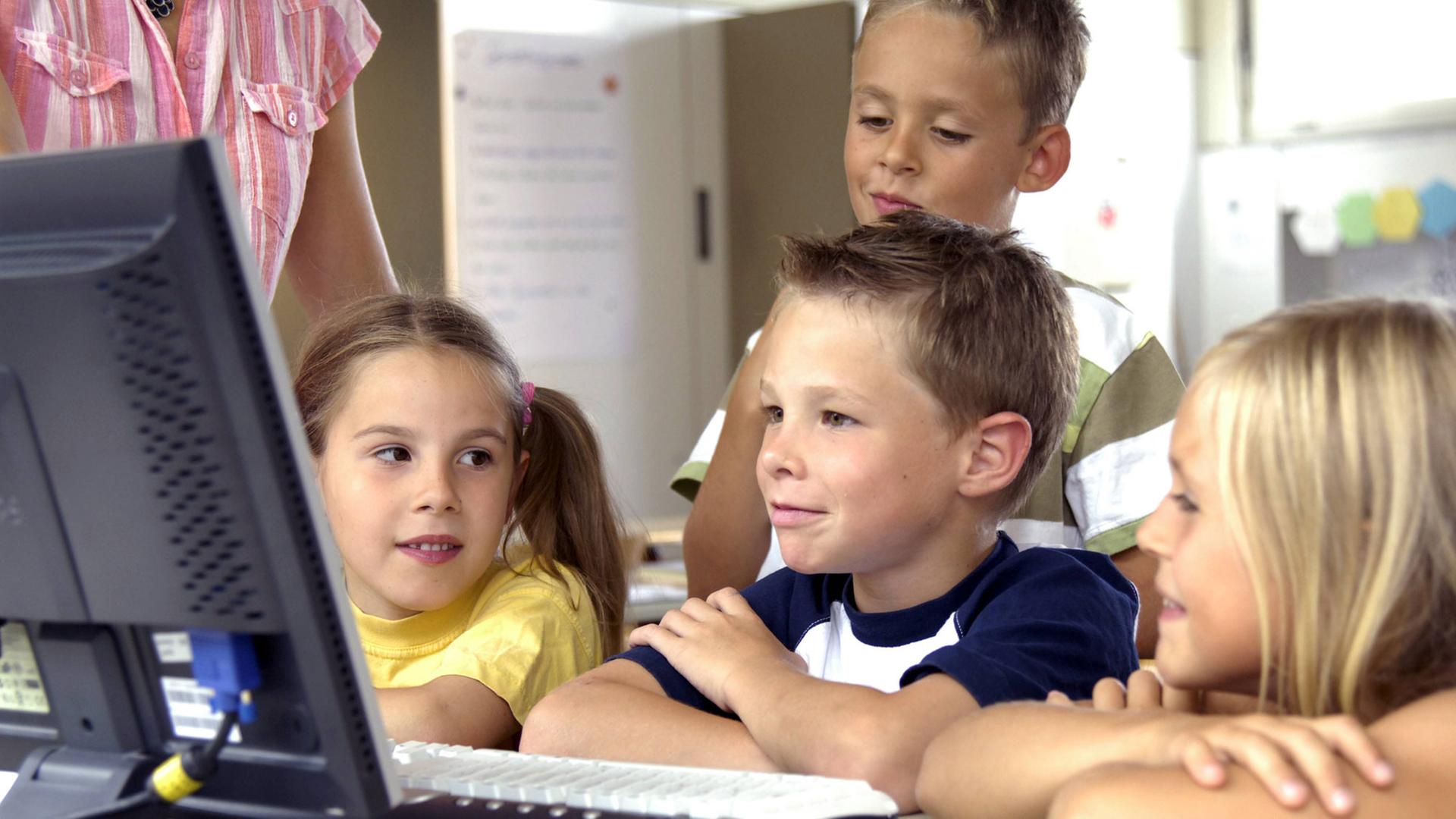 Schulkinder beim Informatikunterricht Schulkinder beim Informatikunterricht