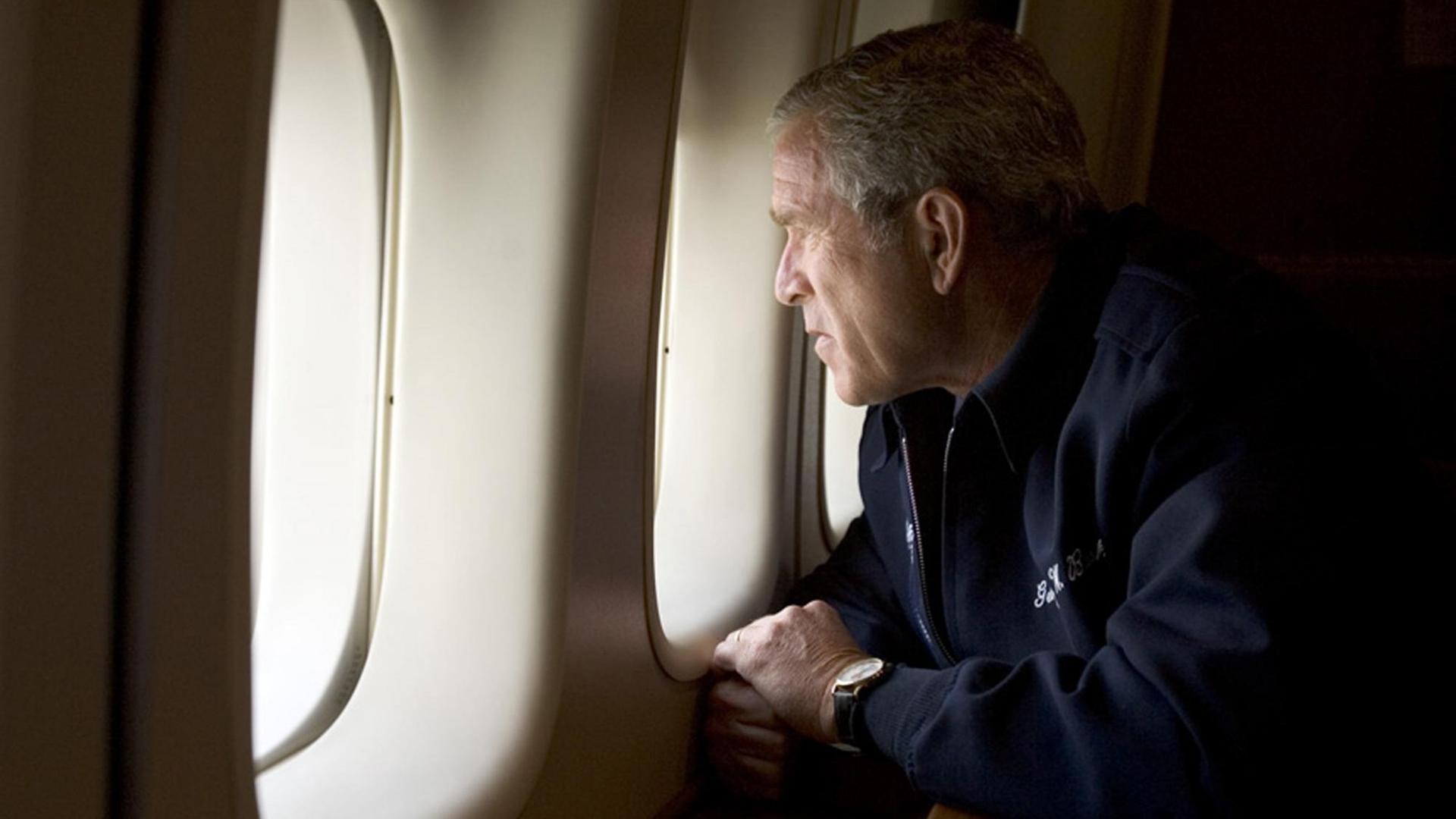 US-Präsidenten George W. Bush schaut aus den Flugzeugfenstern der Air Force One nach draußen. US-Präsidenten George W. Bush schaut aus den Flugzeugfenstern der Air Force One nach draußen.