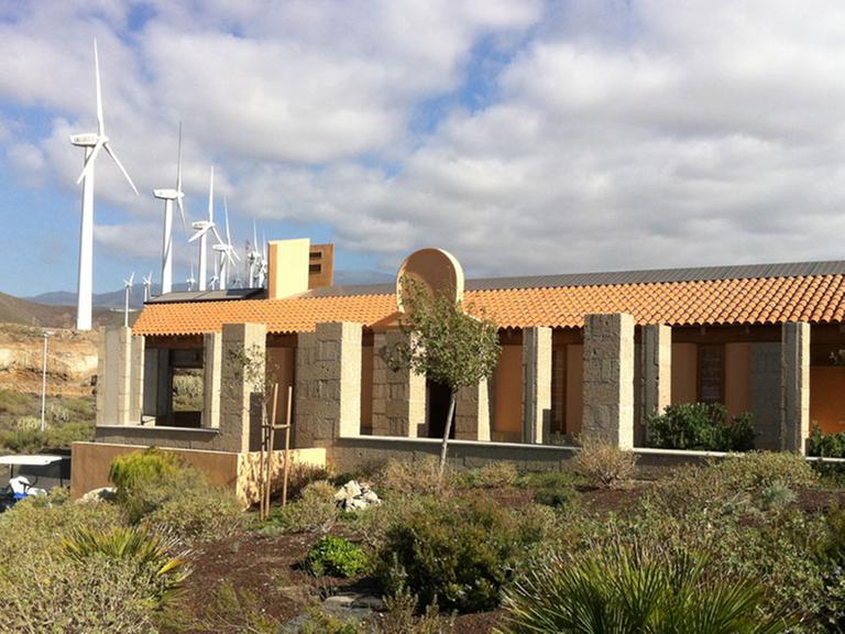 Windräder und bioklimatische Mustersiedlung auf El Hierro Windräder und bioklimatische Mustersiedlung auf El Hierro