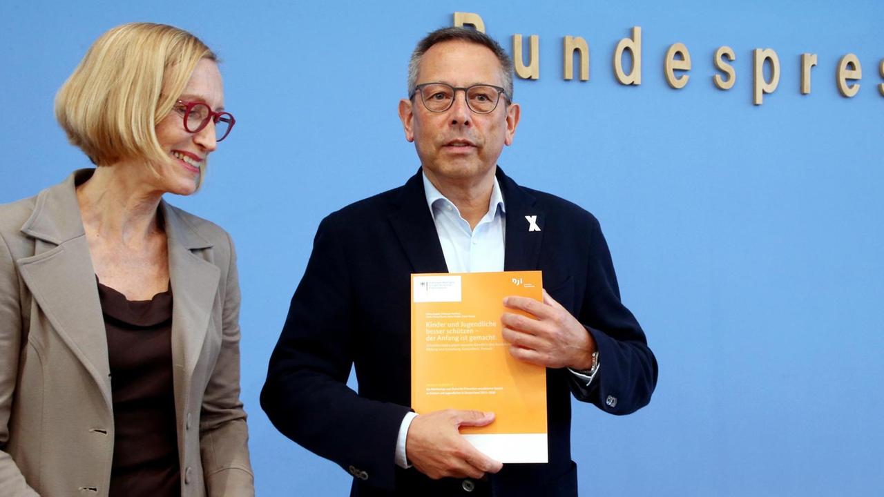 Johannes-Wilhelm Rörig, unabhängiger Beauftragter für Fragen des sexuellen Kindesmissbrauchs, und Sabine Walper, stellvertretende Direktorin des DJI, stellen vor der Bundespressekonferenz den Monitoring-Bericht zur Prävention sexueller Gewalt in Einrichtungen und Organisationen in Deutschland vor. Johannes-Wilhelm Rörig, unabhängiger Beauftragter für Fragen des sexuellen Kindesmissbrauchs, und Sabine Walper, stellvertretende Direktorin des DJI, stellen vor der Bundespressekonferenz den Monitoring-Bericht zur Prävention sexueller Gewalt in Einrichtungen und Organisationen in Deutschland vor.