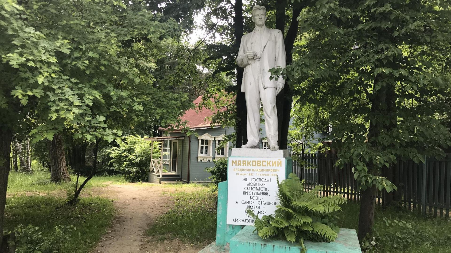 Die nach einem Brand wiederaufgebaute Datscha von Wladimir Majakowski, davor ein Standbild des Dichters und Revolutionärs Die nach einem Brand wiederaufgebaute Datscha von Wladimir Majakowski, davor ein Standbild des Dichters und Revolutionärs
