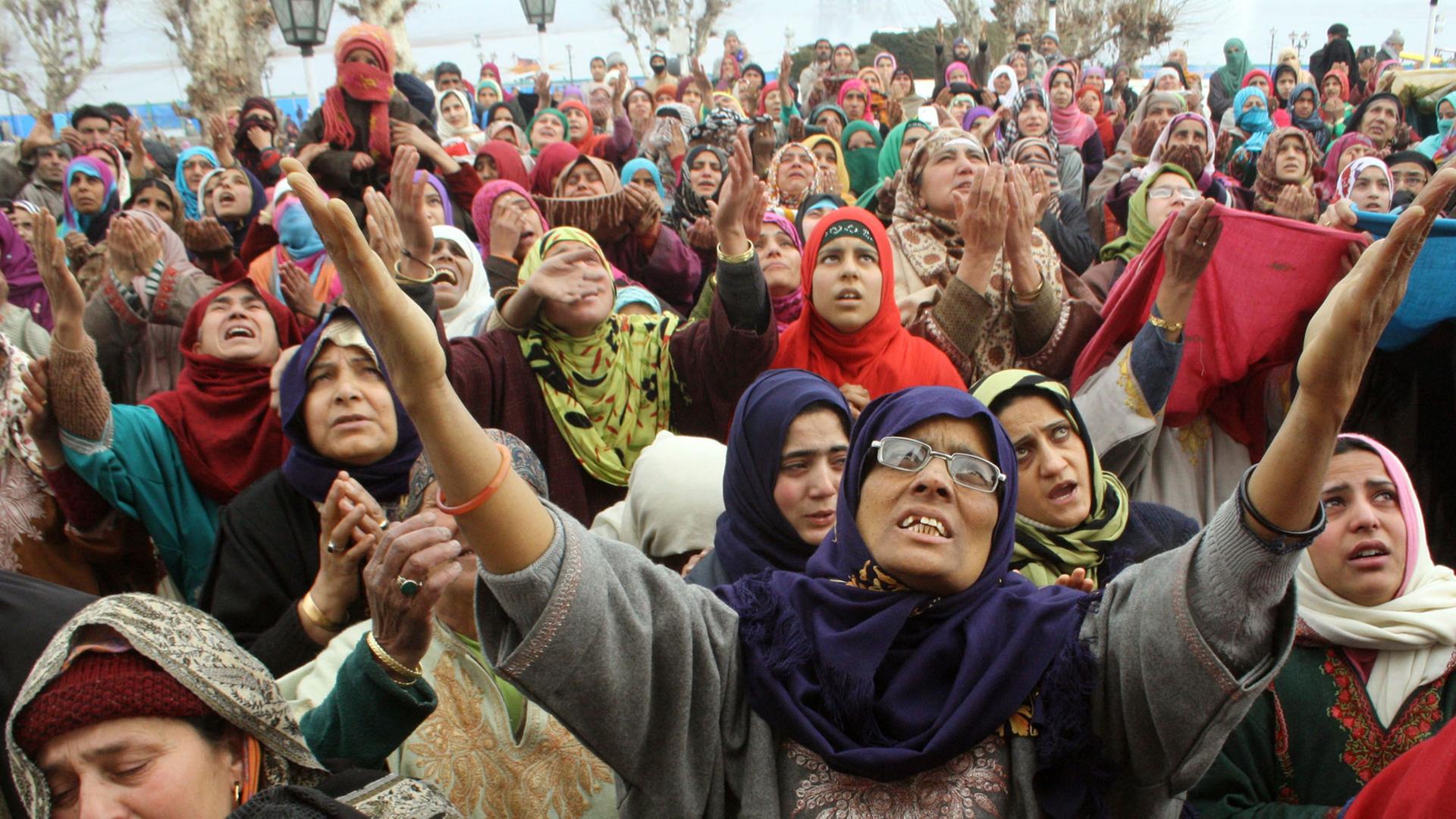 Frauen strecken ihre Arme gen Himmel: Muslime im indischen Kaschmir feiern am Hazratbal-Schrein in Srinagar den Geburtstag des Propheten Mohammed am 14.01.2014 Frauen strecken ihre Arme gen Himmel: Muslime im indischen Kaschmir feiern am Hazratbal-Schrein in Srinagar den Geburtstag des Propheten Mohammed am 14.01.2014