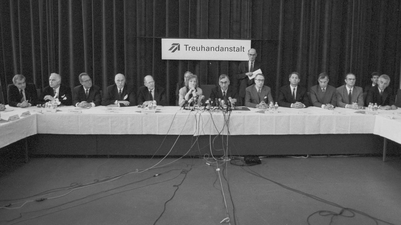 01.01.1992, Berlin: Treuhand-Anstalt: Birgit Breuel (Chefin), Bundesfinanzminister Theo Waigel, CSU, als oberster Chef und eine ganze Reihe von Treuhand-Direktoren. 01.01.1992, Berlin: Treuhand-Anstalt: Birgit Breuel (Chefin), Bundesfinanzminister Theo Waigel, CSU, als oberster Chef und eine ganze Reihe von Treuhand-Direktoren.