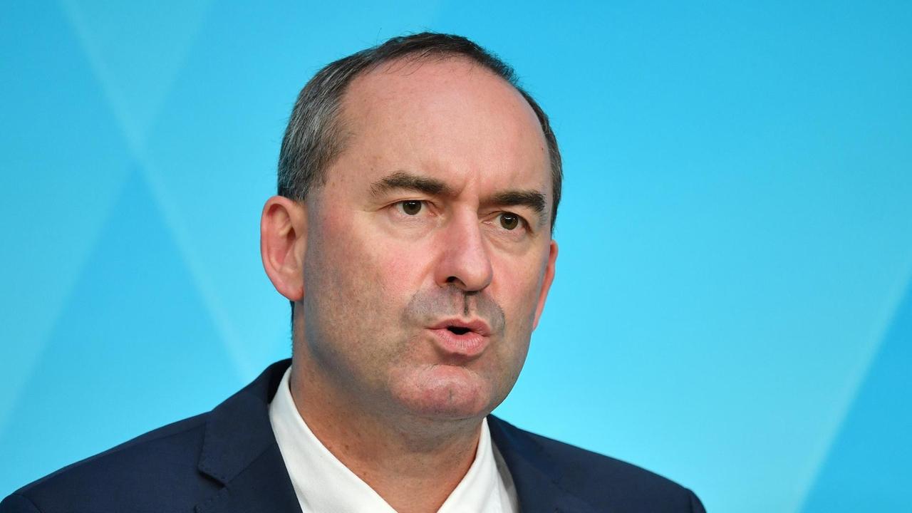 Hubert AIWANGER Freie Waehler,Wirtschaftsminister Bayern. Einzelbild,angeschnittenes Einzelmotiv,Portraet,Portrait,Porträt. Pressekonferenz der Bayerischen Staatsregierung zur Coronavirus Pandemie im Prinz Carl Palais in Muenchen am 14.09.2020. *** Hubert AIWANGER Freie Waehler,Minister of Economic Affairs Bavaria single picture,cut single motif,portrait,portrait,portrait Press conference of the Bavarian government on the coronavirus pandemic at the Prince Carl Palais in Munich on 14 09 2020 Hubert AIWANGER Freie Waehler,Wirtschaftsminister Bayern. Einzelbild,angeschnittenes Einzelmotiv,Portraet,Portrait,Porträt. Pressekonferenz der Bayerischen Staatsregierung zur Coronavirus Pandemie im Prinz Carl Palais in Muenchen am 14.09.2020. *** Hubert AIWANGER Freie Waehler,Minister of Economic Affairs Bavaria single picture,cut single motif,portrait,portrait,portrait Press conference of the Bavarian government on the coronavirus pandemic at the Prince Carl Palais in Munich on 14 09 2020