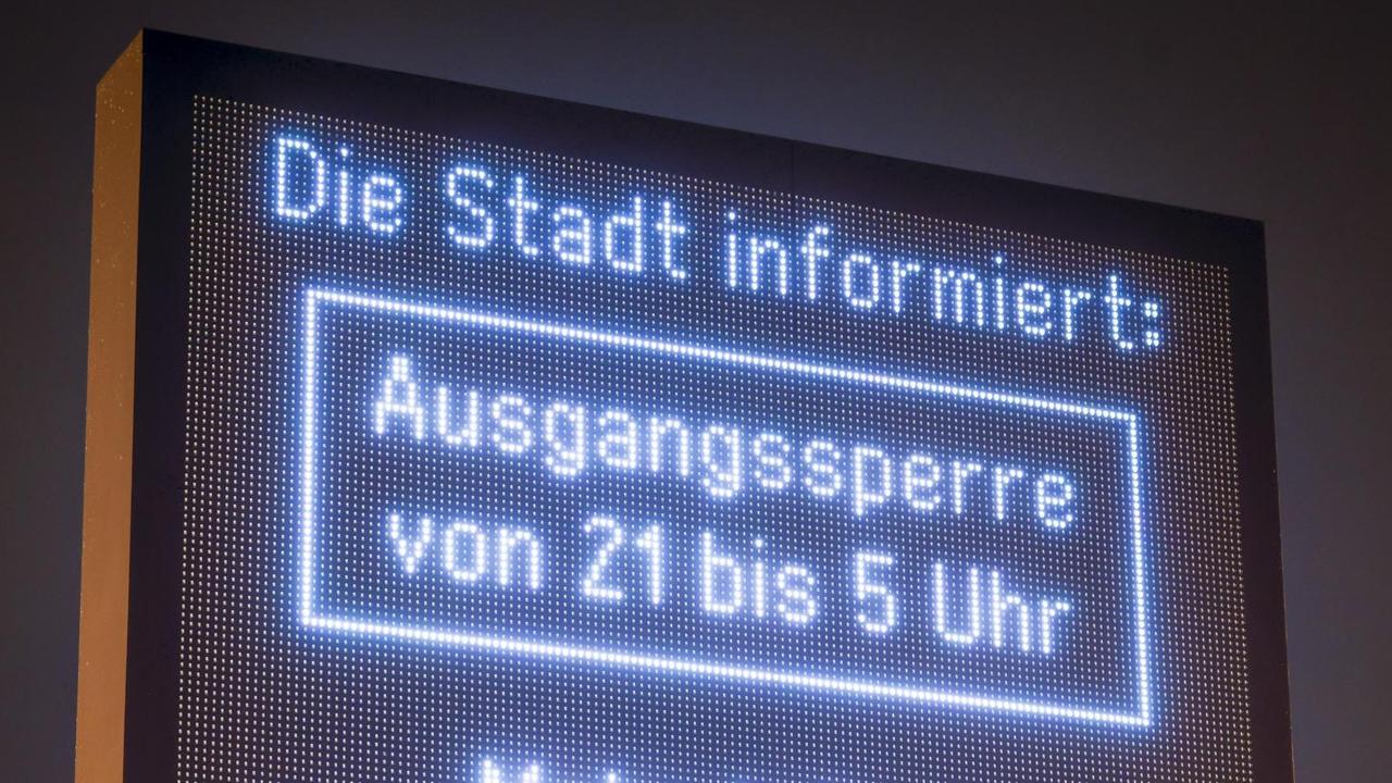 Oberhausen, Ruhrgebiet, Nordrhein-Westfalen, Deutschland - Ausgangssperre in Oberhausen von 21 bis 5 Uhr, die Stadt Oberhausen informiert über ein Display die Bevölkerung in Zeiten der Coronapandemie beim zweiten Lockdown am Tag vor Heiligabend. Oberhausen, Ruhrgebiet, Nordrhein-Westfalen, Deutschland - Ausgangssperre in Oberhausen von 21 bis 5 Uhr, die Stadt Oberhausen informiert über ein Display die Bevölkerung in Zeiten der Coronapandemie beim zweiten Lockdown am Tag vor Heiligabend.