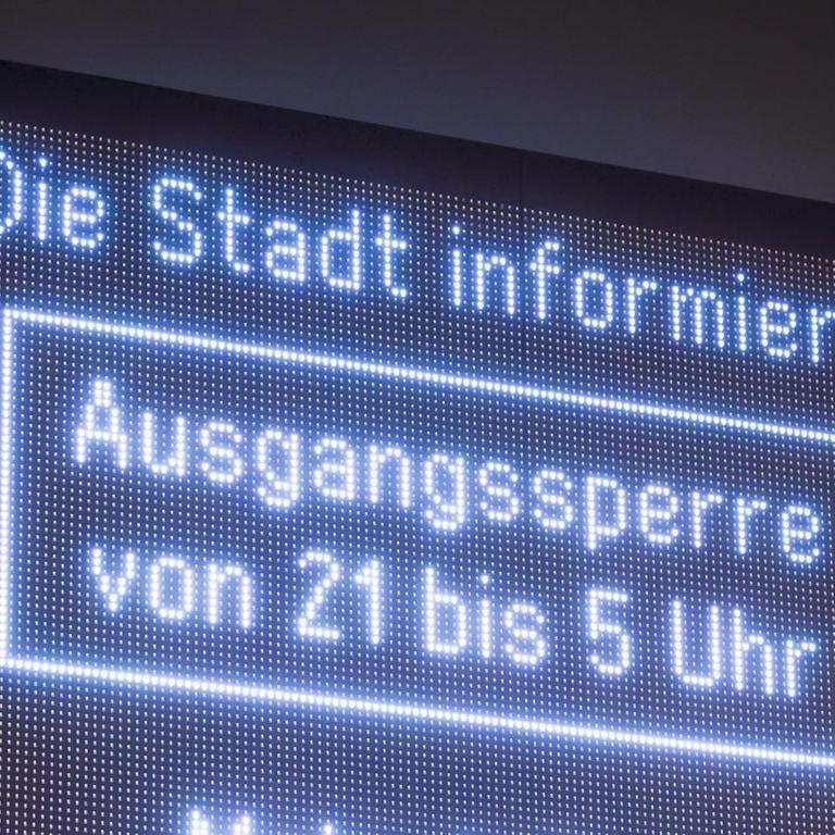 Oberhausen, Ruhrgebiet, Nordrhein-Westfalen, Deutschland - Ausgangssperre in Oberhausen von 21 bis 5 Uhr, die Stadt Oberhausen informiert über ein Display die Bevölkerung in Zeiten der Coronapandemie beim zweiten Lockdown am Tag vor Heiligabend.