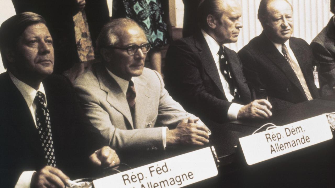 Bundeskanzler Helmut Schmidt (von links), DDR-Staatsoberhaupt Erich Honecker, US-Präsident Gerald Ford (USA) und Österreichs Kanzler Bruno Kreisky auf der Konferenz für Sicherheit und Zusammenarbeit in Europa 1975 in Helsinki Bundeskanzler Helmut Schmidt (von links), DDR-Staatsoberhaupt Erich Honecker, US-Präsident Gerald Ford (USA) und Österreichs Kanzler Bruno Kreisky auf der Konferenz für Sicherheit und Zusammenarbeit in Europa 1975 in Helsinki