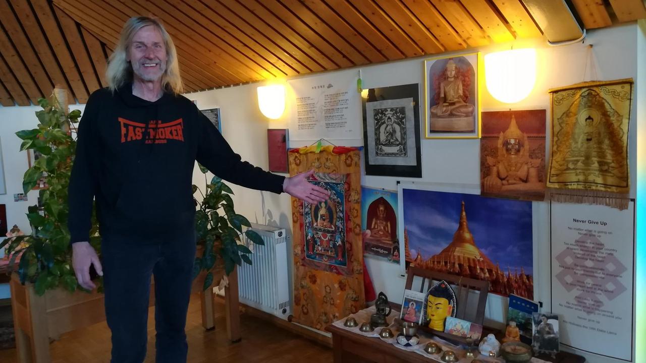 Seemannsdiakon Jan Oltmanns im Raum der Stille des Seemannsclubs Duckdalben Seemannsdiakon Jan Oltmanns im Raum der Stille des Seemannsclubs Duckdalben