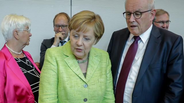 Bundeskanzlerin Angela Merkel (Mitte) spricht am 27.06.2017 in Berlin zu Beginn der Unions-Fraktionssitzung im Bundestag mit der CSU-Landesgruppenchefin Gerda Hasselfeldt (l.) und Unions-Fraktionschef Volker Kauder.