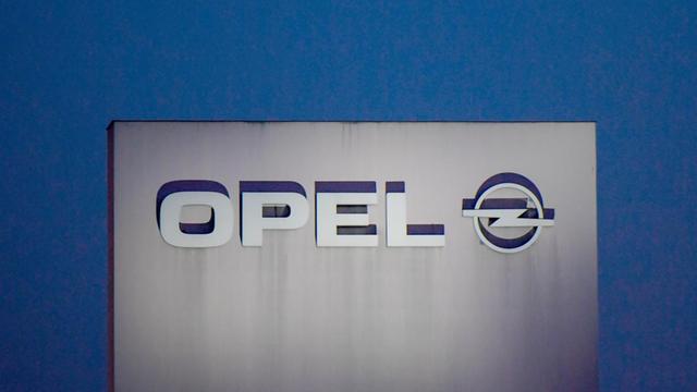 Das Opel-Logo wird in Rüsselsheim in angestrahlt.