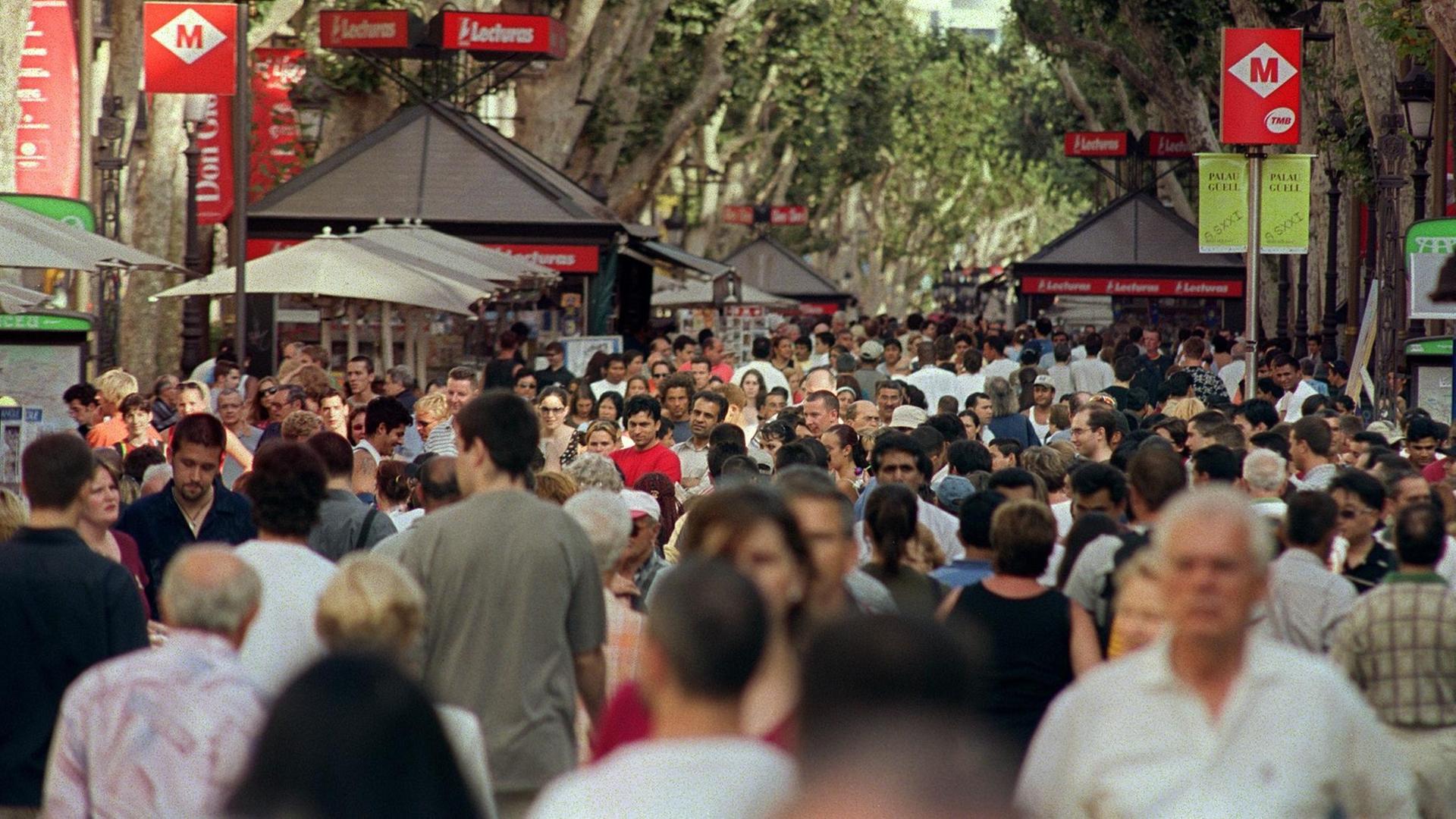 Viele Passanten: Auf den rund 1,5 Kilometer zwischen der Placa de·Catalunya im Norden und dem Placa Portal de la Pau im Süden, den "Les Rambles" oder "La Rambla" genannten Straßenabschnitten, finden sich Straßencafes, Bücher- und Zeitschriftenstände, ein Blumen-und Vogelmarkt, zahlreiche fliegende Händler und dutzende Kleinkünstler - aber auch Taschendiebe sind im dichten Gedränge aktiv. Viele Passanten: Auf den rund 1,5 Kilometer zwischen der Placa de·Catalunya im Norden und dem Placa Portal de la Pau im Süden, den "Les Rambles" oder "La Rambla" genannten Straßenabschnitten, finden sich Straßencafes, Bücher- und Zeitschriftenstände, ein Blumen-und Vogelmarkt, zahlreiche fliegende Händler und dutzende Kleinkünstler - aber auch Taschendiebe sind im dichten Gedränge aktiv.