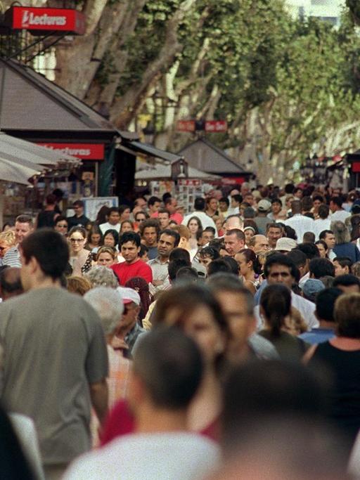 Viele Passanten: Auf den rund 1,5 Kilometer zwischen der Placa de·Catalunya im Norden und dem Placa Portal de la Pau im Süden, den "Les Rambles" oder "La Rambla" genannten Straßenabschnitten, finden sich Straßencafes, Bücher- und Zeitschriftenstände, ein Blumen-und Vogelmarkt, zahlreiche fliegende Händler und dutzende Kleinkünstler - aber auch Taschendiebe sind im dichten Gedränge aktiv.