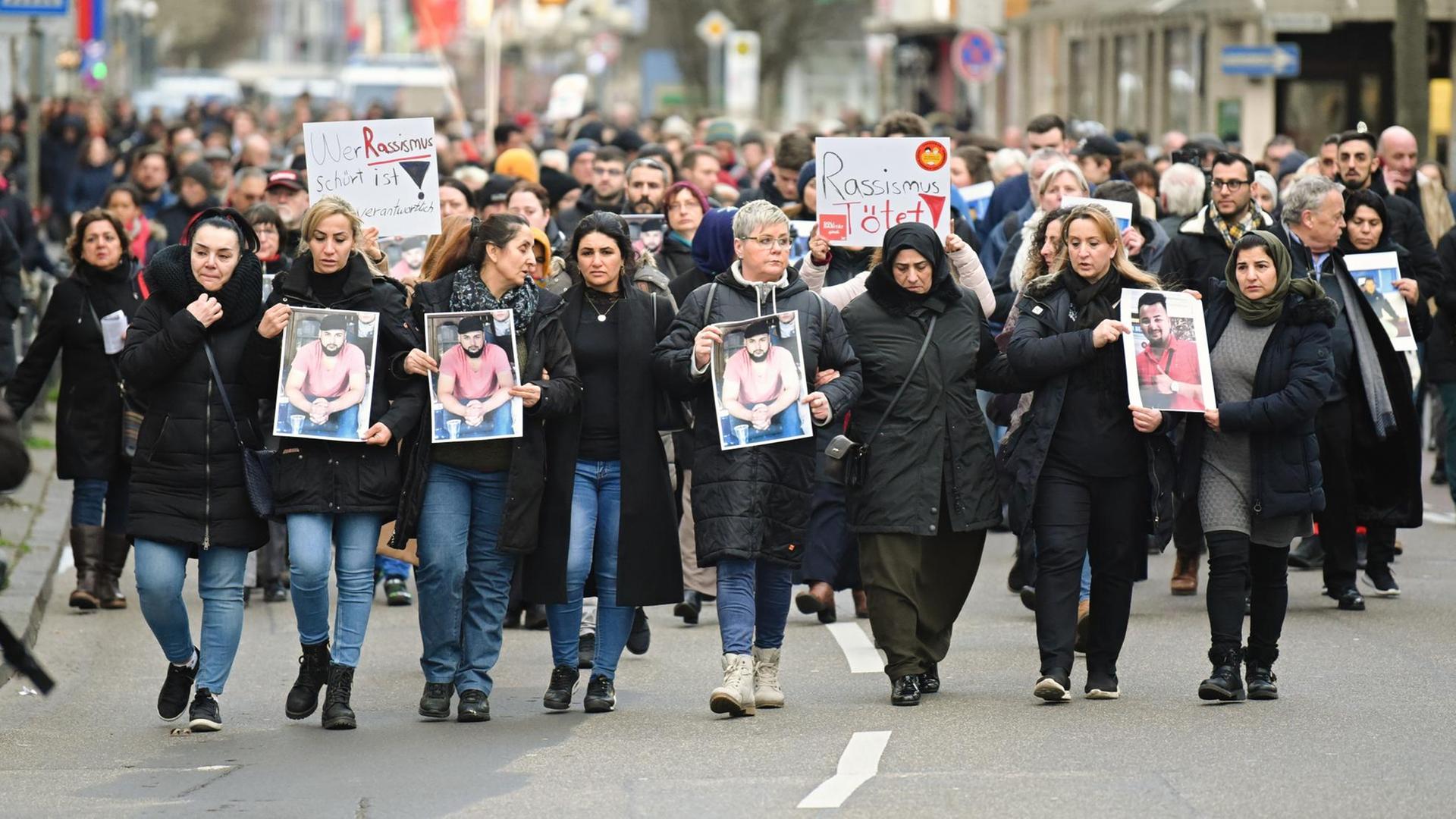 Zahlreiche Menschen gehen bei einem Trauermarsch vom Tatort Heumarkt zum Tatort Kurt-Schumacher-Platz und halten dabei Fotos der Opfer in den Händen. Zahlreiche Menschen gehen bei einem Trauermarsch vom Tatort Heumarkt zum Tatort Kurt-Schumacher-Platz und halten dabei Fotos der Opfer in den Händen.