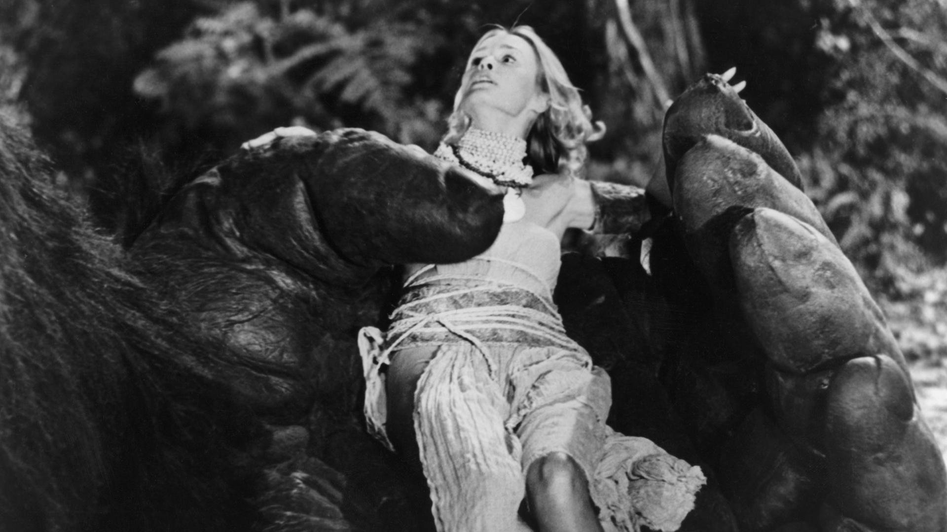 Schauspielerin Jessica Lange in der Hand von King Kong, aufgenommen während der Dreharbeiten 1976. Der Film des Produzenten Dino de Laurentis kam im Dezember 1976 in die deutschen Kinos. Schauspielerin Jessica Lange in der Hand von King Kong, aufgenommen während der Dreharbeiten 1976. Der Film des Produzenten Dino de Laurentis kam im Dezember 1976 in die deutschen Kinos.