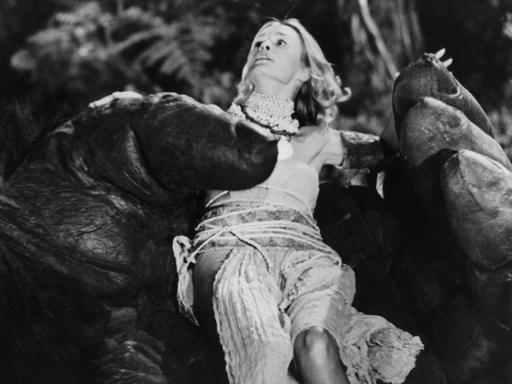 Schauspielerin Jessica Lange in der Hand von King Kong, aufgenommen während der Dreharbeiten 1976. Der Film des Produzenten Dino de Laurentis kam im Dezember 1976 in die deutschen Kinos.