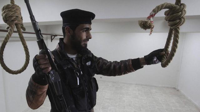 Ein Rebellenkämpfer der Freien Syrischen Armee inspiziert 2013 einen Hinrichtungsraum in Darkusch, Provinz Idlib