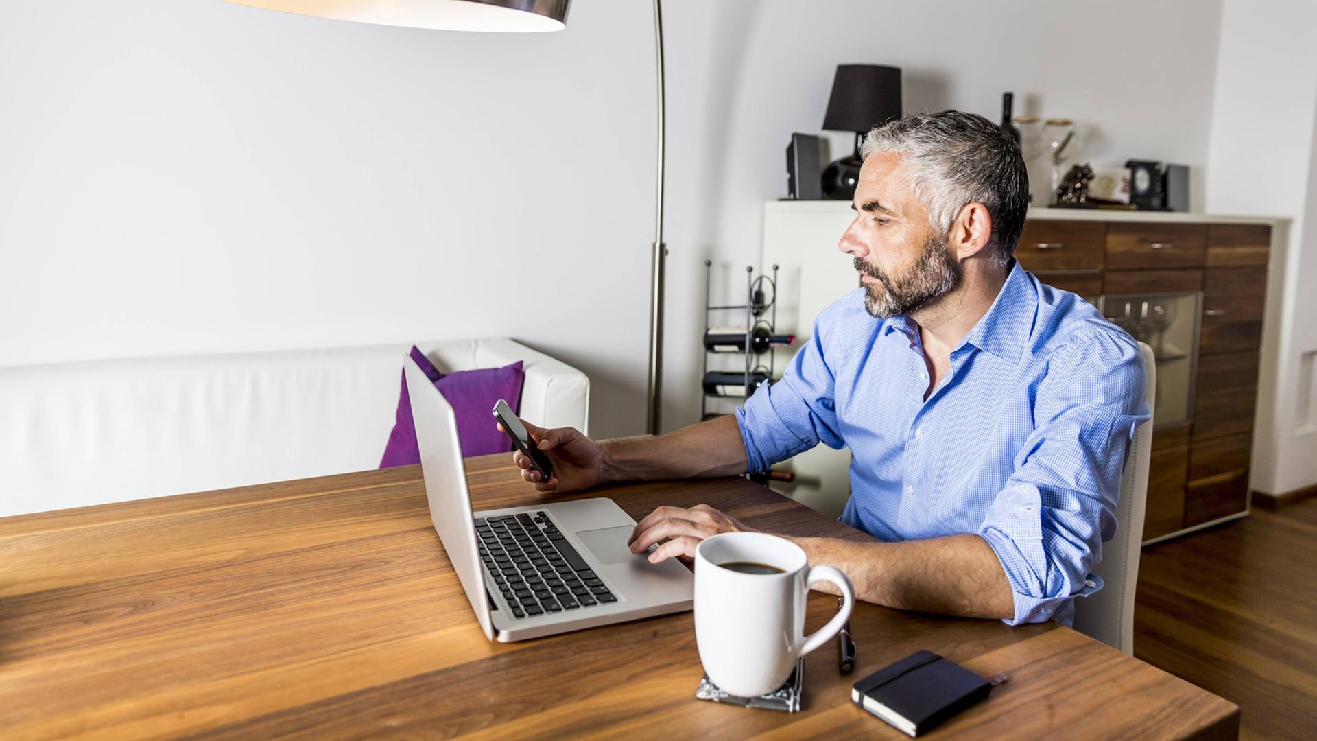 Eine Frau arbeitet in einem Homeoffice Eine Frau arbeitet in einem Homeoffice