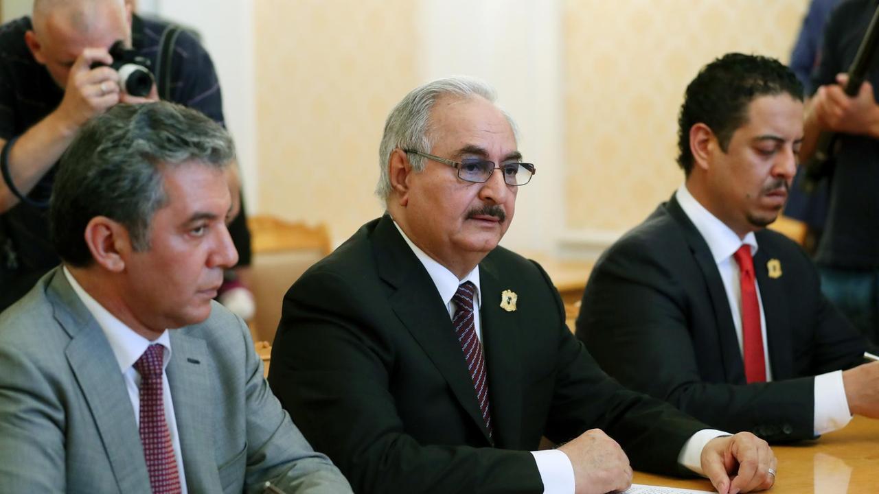 Der libysche General Chalifa Haftar (Mitte) bei einem Treffen mit dem russischen Außenminister Sergej Lawrow in Moskau. Der libysche General Chalifa Haftar (Mitte) bei einem Treffen mit dem russischen Außenminister Sergej Lawrow in Moskau.