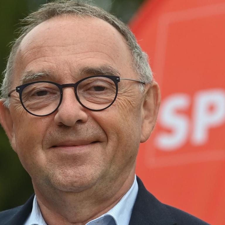 Norbert Walter-Borjans, Bundesvorsitzender der SPD, besucht eine Kundgebung gegen Rechts in Stollberg. Die AfD startet in der Stadt im Erzgebirge in den Bundestagswahlkampf.