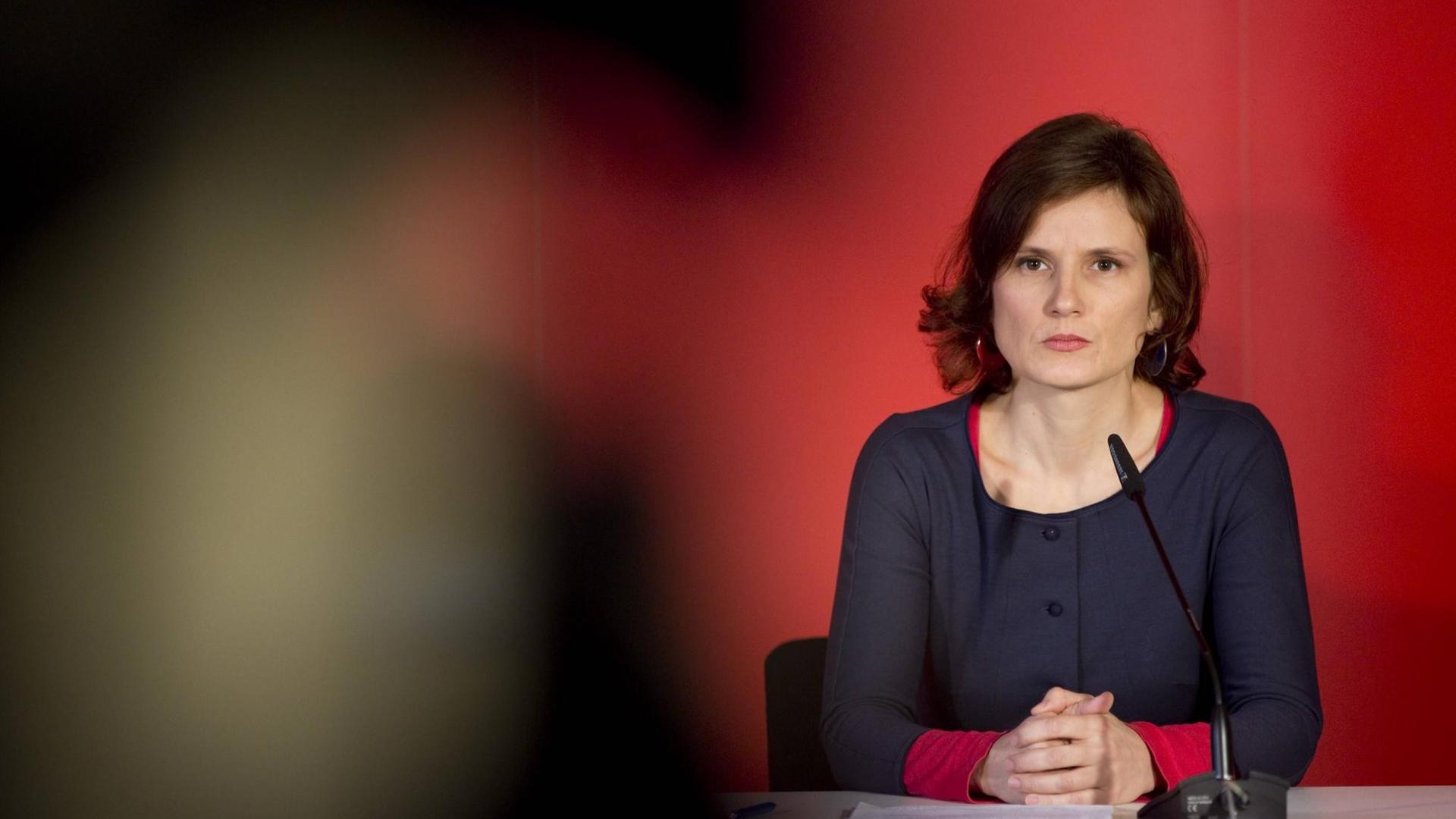 Die Linken-Vorsitzende Katja Kipping bei einer Pressekonferenz in Berlin am 30.11.2015. Die Linken-Vorsitzende Katja Kipping bei einer Pressekonferenz in Berlin am 30.11.2015.