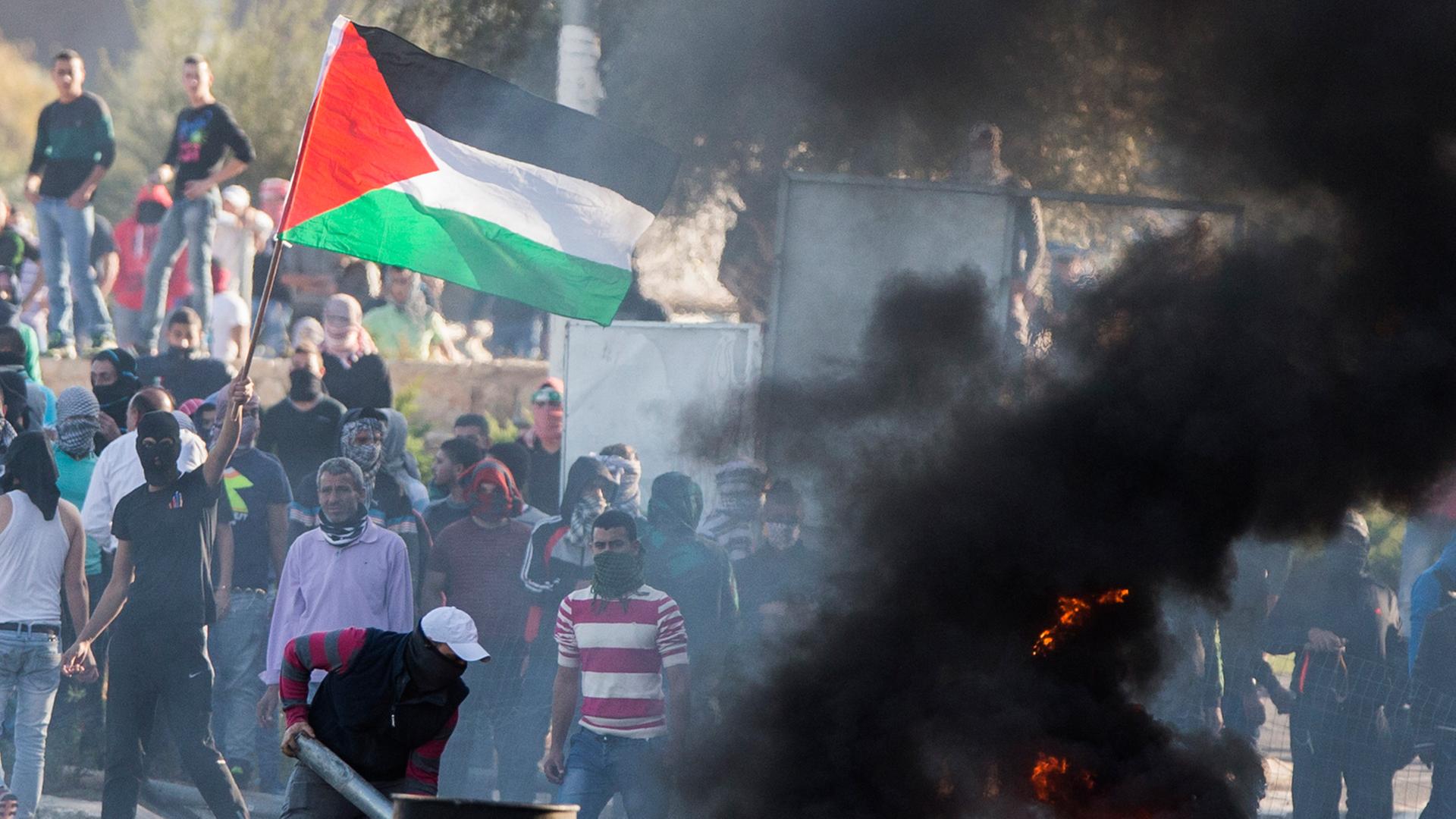 Ausschreitungen zwischen jungen arabischen Israelis und Sicherheitskräften in der Stadt Kfar Kana. Ausschreitungen zwischen jungen arabischen Israelis und Sicherheitskräften in der Stadt Kfar Kana.