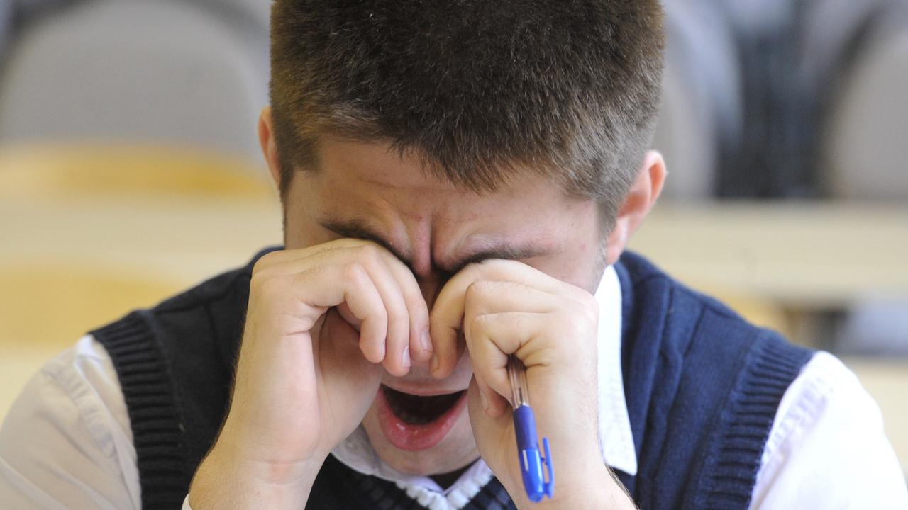 Ein müder Student gähnt Ein müder Student gähnt