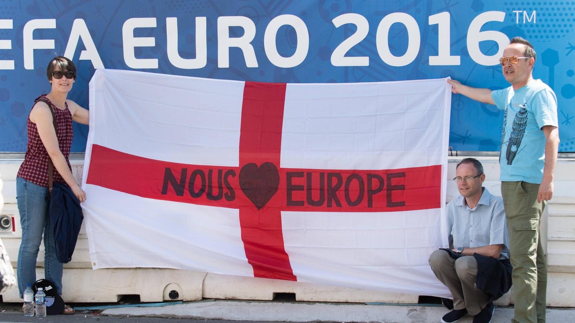 England-Fans in Lens mit Europa-Bekenntnis auf der Nationalfahne. England-Fans in Lens mit Europa-Bekenntnis auf der Nationalfahne.