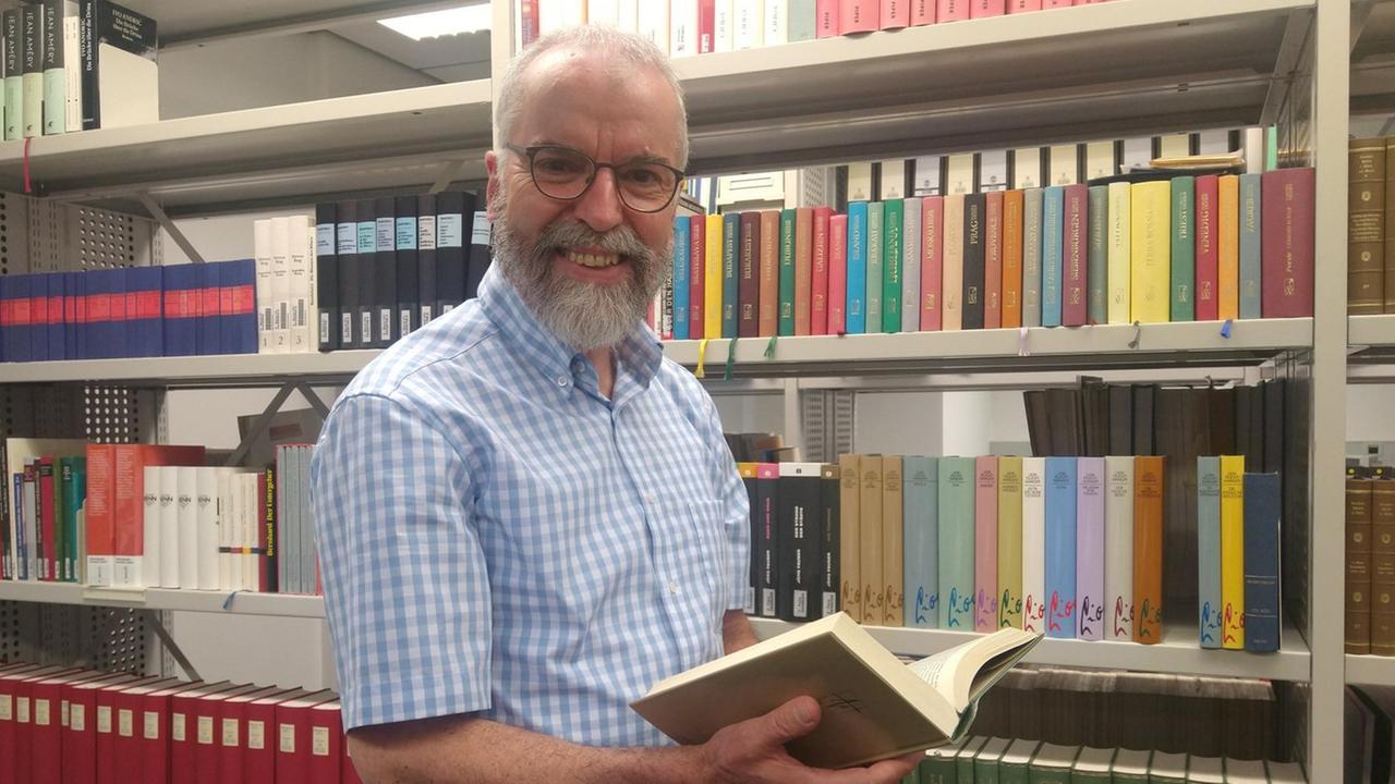 Ein Porträt des Bibliotherapeuten Alexander Wilhelm, aufgenommen beim Deutschlandfunk, 2019 Ein Porträt des Bibliotherapeuten Alexander Wilhelm, aufgenommen beim Deutschlandfunk, 2019