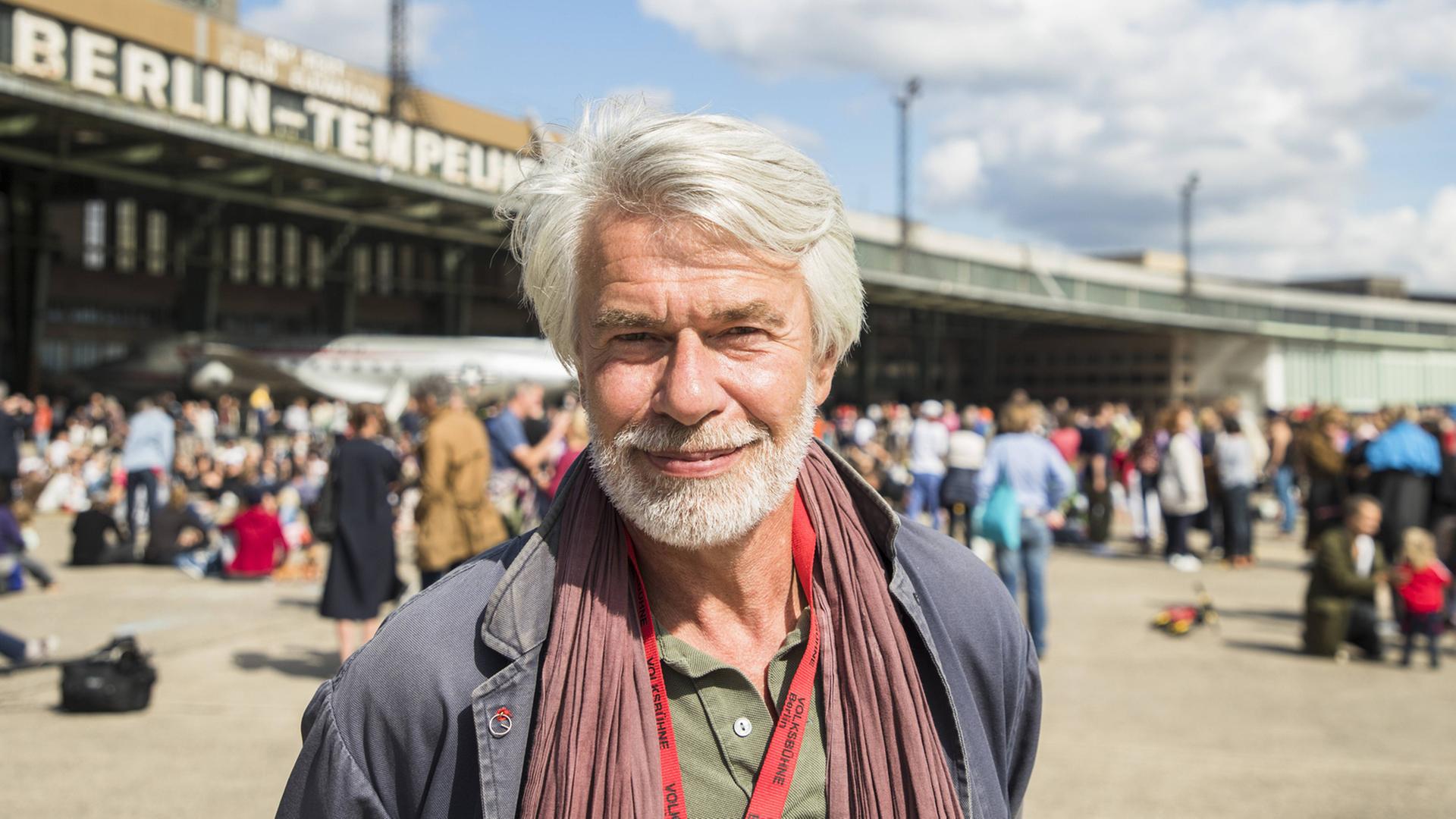 Chris Dercon, Intendant der Volksbühne, während der Eröffnung der Saison der Volksbühne vor dem ehemaligen Flughafen-Terminal auf dem Tempelhofer Feld. Chris Dercon, Intendant der Volksbühne, während der Eröffnung der Saison der Volksbühne vor dem ehemaligen Flughafen-Terminal auf dem Tempelhofer Feld.