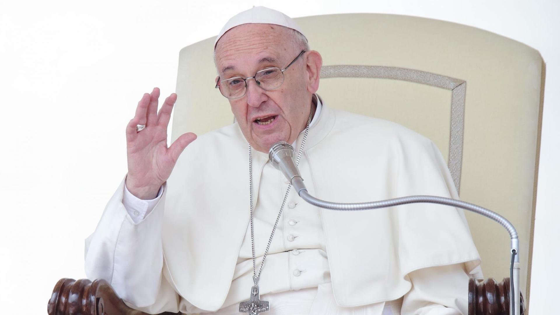 Das Bild zeigt Papst Franziskus im Vatikan im April 2018. Er spricht in ein Mikrofon. Das Bild zeigt Papst Franziskus im Vatikan im April 2018. Er spricht in ein Mikrofon.