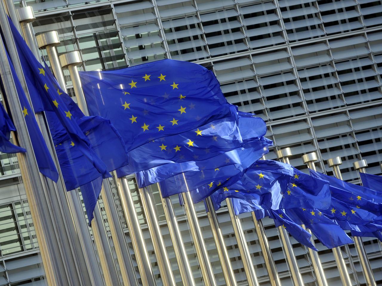 Flaggen der Europäischen Union vor dem Gebäude der Europäischen Kommission in Brüssel, Belgien (14.5.2012)