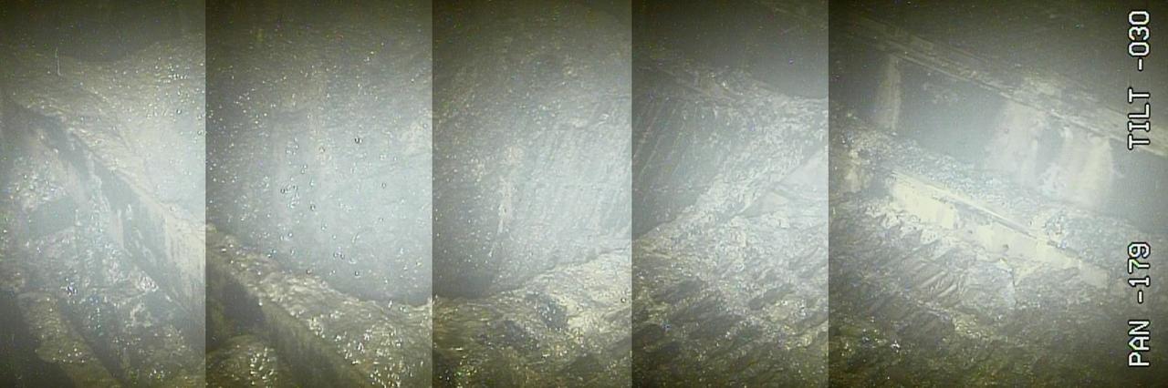 Grobköringes Bild aus einem zerstörten Reaktor in Fukushima. In der Mitte ein Loch. Überall ist geschmolzene Masse zu sehen. Grobköringes Bild aus einem zerstörten Reaktor in Fukushima. In der Mitte ein Loch. Überall ist geschmolzene Masse zu sehen.