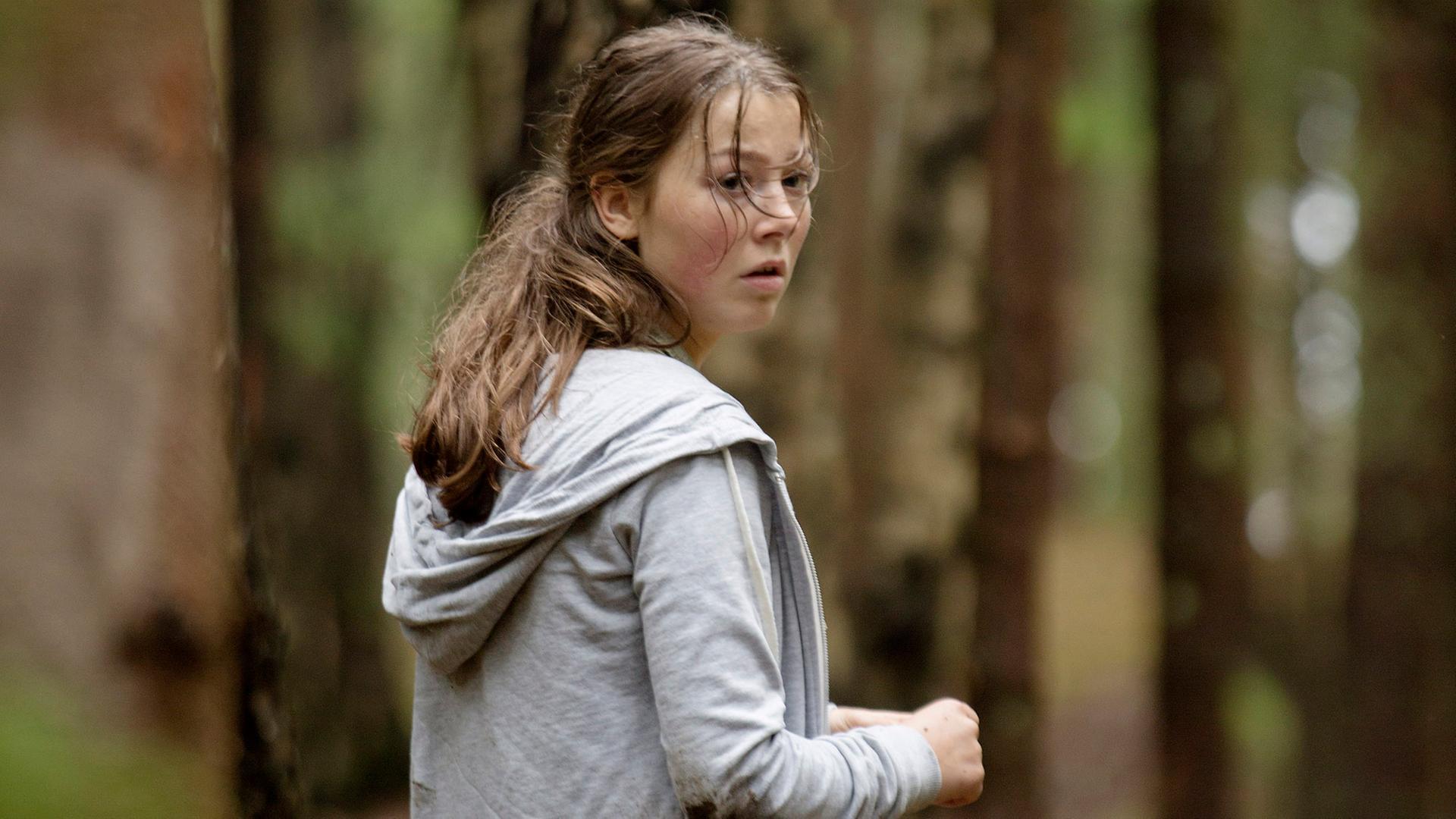 Die Laiendarstellerin Andrea Berntzen rennt in einer Szene des Films "Utøya 22. Juli" durch einen Wald. Die Laiendarstellerin Andrea Berntzen rennt in einer Szene des Films "Utøya 22. Juli" durch einen Wald.