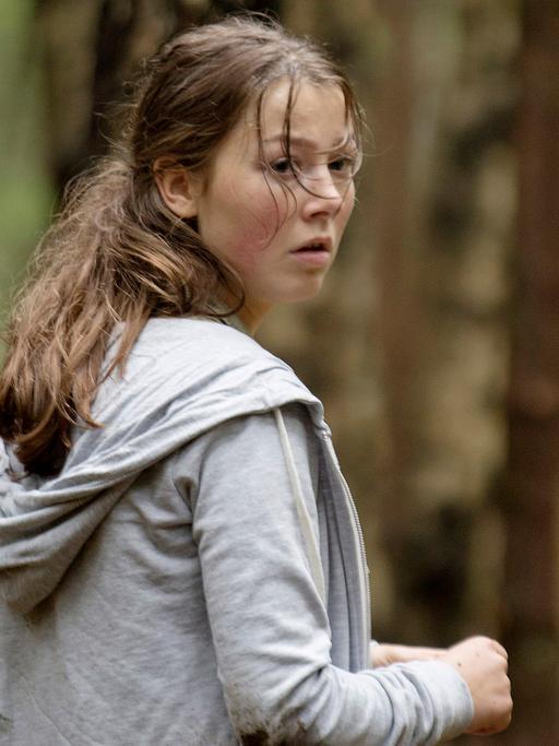 Die Laiendarstellerin Andrea Berntzen rennt in einer Szene des Films "Utøya 22. Juli" durch einen Wald.