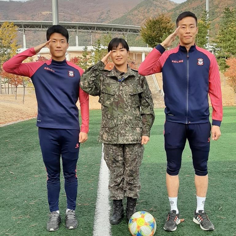 Ryu Seungwoo, Young Chaji und Kim Kyungjung (v.l.n.r.) vom südkoreanischen Militärklub Sangju Sangmu FC. Ryu Seungwoo, Young Chaji und Kim Kyungjung (v.l.n.r.) vom südkoreanischen Militärklub Sangju Sangmu FC.