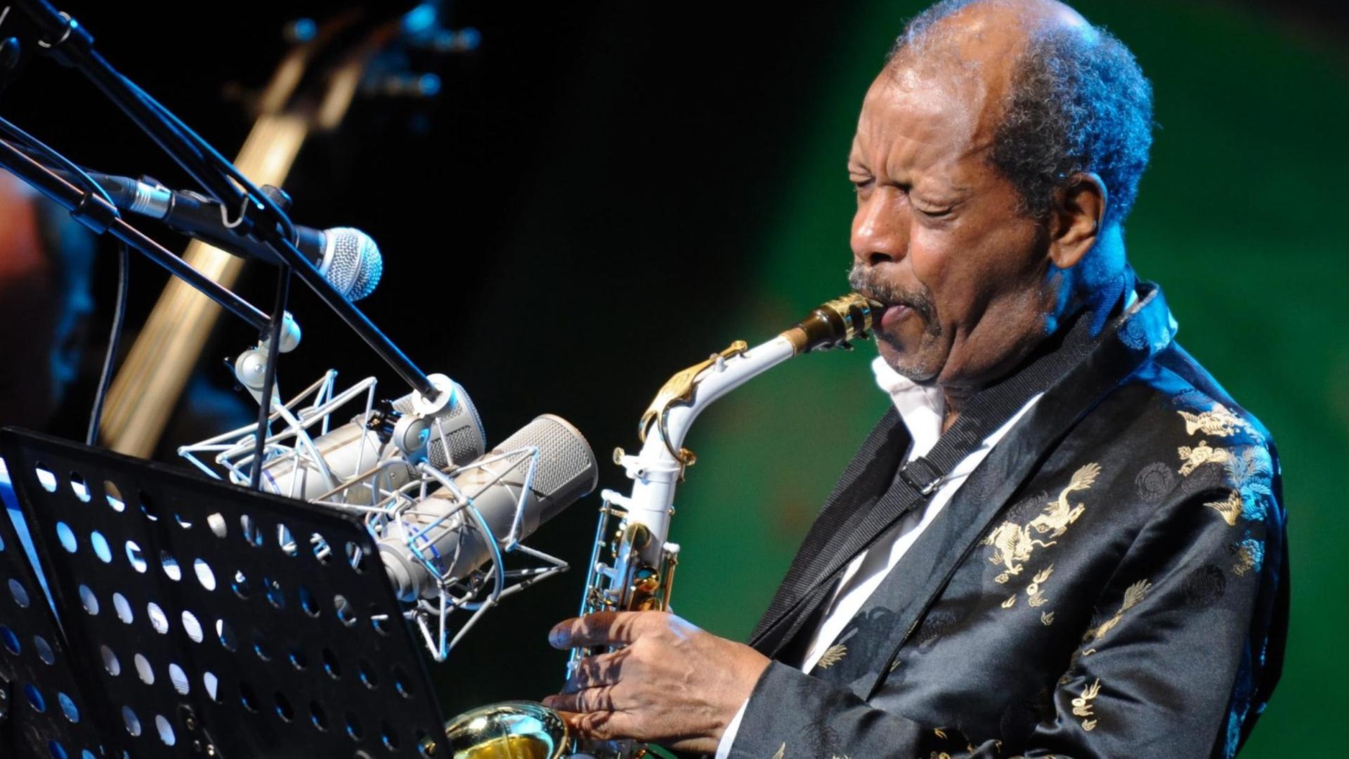 Der US-amerikanische Jazz-Musiker und Komponist Ornette Coleman mit seinem Saxofon im Jahr 2008. Der US-amerikanische Jazz-Musiker und Komponist Ornette Coleman mit seinem Saxofon im Jahr 2008.